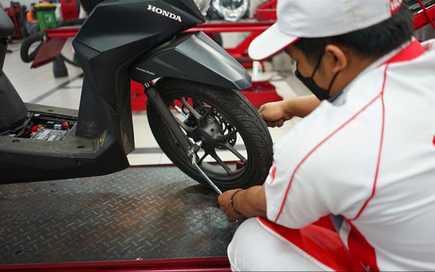 Musim Hujan Tiba, Yuk Cek Kondisi Ban di AHASS agar Motor Tetap Prima