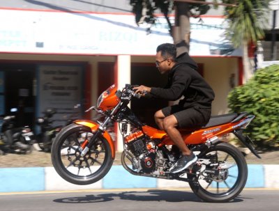 Arul Mekanik RAT Motorsport, Sidoarjo. Puas dengan uji coba performa mesin Satria F 150 gaya Sultan from Jombang.