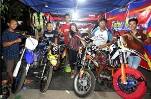 Tahu W Sri Bintang Cream Pie YMR Racing Team. Dibela mekanik potensial, biasa berlaga di One Prix &amp; Grasstrack.