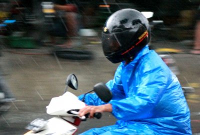 JAS HUJAN IDEAL SAAT MUSIM HUJAN, PRIORITAS SAFETY &amp; NYAMAN