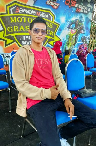 H. Tomin CEO Serigala Malam Bawang Mas, Pamekasan. All out dongkrak popularitas motocross &amp; grasstrack di Pamekasan.  