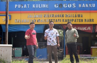 Charles Chief Head Marketing Primaax Sulawesi Selatan, Fajar Ardianto PT. Surabaya Kencana Anugrah &amp; Baktiar Marketing Primaax Sulawesi Selatan. Siapkan Mobile Primax Center, untuk jemput bola masyarakat pedalaman pengguna motor roda dua aktif.