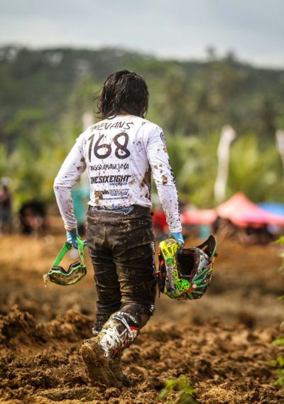 Mevans Sanggramawijaya - Onesixeight Motocross Team. Tetap semangat berpartisipasi memeriahkan kejuaraan MX GTX Openchampionship, Pangandaran, kendati berlangsung dalam mode Mud Race.  