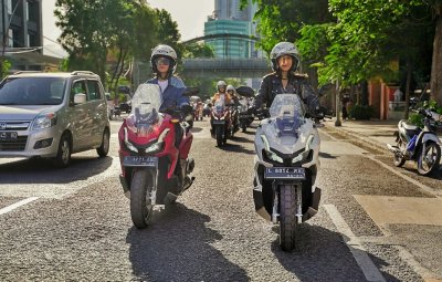 Perempuan Cari Aman Saat Naik Sepeda Motor, Berikut Tekniknya