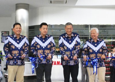 Grand Opening Yamaha Premium Shop Dupak : LAYANAN SERBA SPESIAL, LEBIH MODERN, EKSKLUSIF, NYAMAN &amp; UNIT MAKIN KOMPLIT