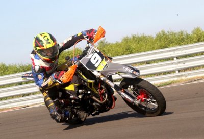 Ashila Putri Rider Srikandi Bhayangkara Racing Team, Jatim. Sesi menajamkan skill di sirkuit GBT &amp; optimis menjadi calon petarung srikandi Jatim. 