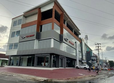 Tampak depan Diler Chery Makassar yang dikelola oleh PT. Tridaya Auto, resmi dibuka pada Rabu, 18 Januari 2023, beralamat di Jalan Urip Sumaharjo No. 9-10, Tello Baru, Makassar, Sulawesi Selatan &amp; dilengkapi layanan 3S (Sales, Service, Sparepart).