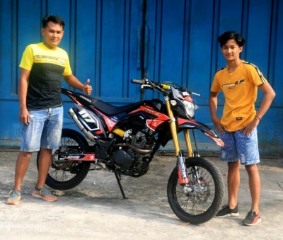 Dony &amp; Reyno - Dony Kepanjen Motor Sport. Antusias mengawal Chandra Tobacco Racing Team, untuk kembali berkiprah di kompetisi supermoto. . 