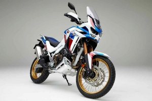 Honda Africa Twin. Dibekali mesin dua silinder segaris 1.084 cc &amp; harga Rp. 200 jutaan.