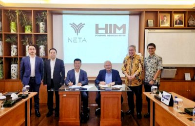 Zhao Jiang (Vice President of NETA Auto, Executive Vice President of NETA Overseas), Kong Fanlong (Co-President of NETA Auto) Wang Chengjie (Assistant President of NETA Auto, Vice President of NETA Overseas), Denny Siregar (Presdir PT.  Handal Indonesia Motor), Yongki Sugiarto (Wakil Komisaris Utama PT. Handal Indonesia Motor) &amp; I.G.P Rampai Surya Budhi (Deputy Director Auto Investa). 