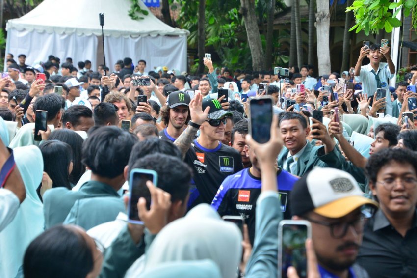 ‎Heboh, Ratusan Pelajar Mataram Meet & Greet dengan Duo Monster Energy Yamaha MotoGP ! ‎