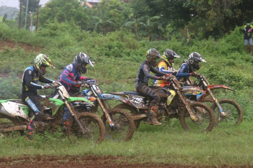 Tim PON Motocross Jatim. Konsisten melangsungkan pelatihan, secara sistematis & terukur, dipantau langsung oleh punggawa motocross Jatim.
