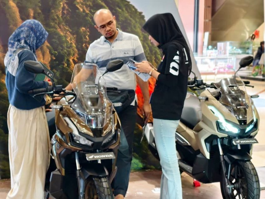 New Honda ADV160 : JADI PUSAT PERHATIAN DI TRANS ICON MALL SURABAYA