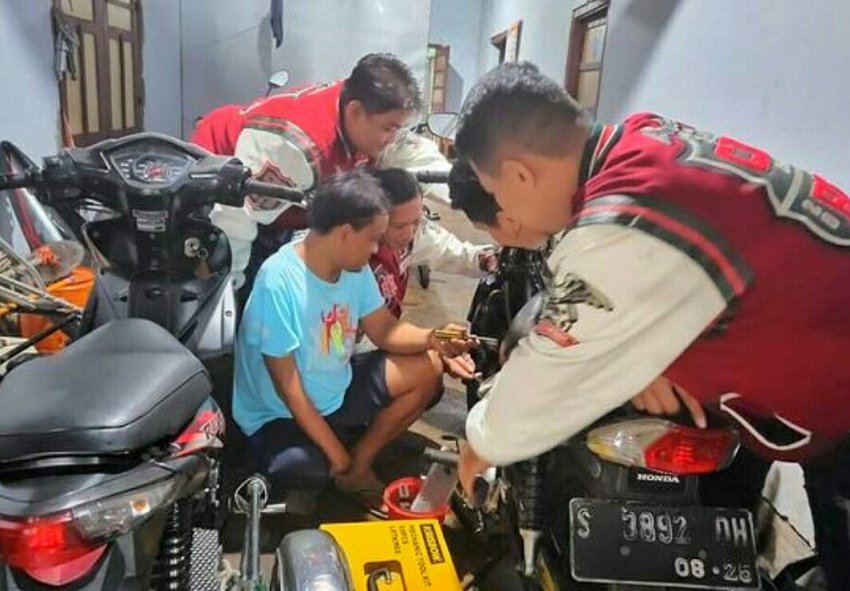 MPM Honda Jatim & Bikers CBR 250RR Surabaya : SATMORI BERBAGI PERALATAN KE BENGKEL PENYANDANG DIFABEL