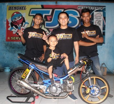 Farid &amp; squad Tenk Jaya Speed, Kediri. Kembali menggairahkan kelas yang telah lama digeluti di karapan 201 meter. 