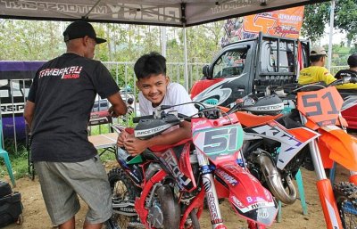 M Raditya - Rizqy Motorsport : SESI ADAPTASI MENUNGGANG MX125, GAYA BALAP DI MX85 MAKIN BRUTAL !