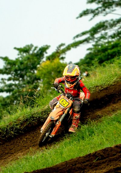Boy Darmanta Angel MX Team, Bali. Kandidat penguasa MX65 cc, yang mulai menampakan taringnya, dengan back up MX Team Profesional. 