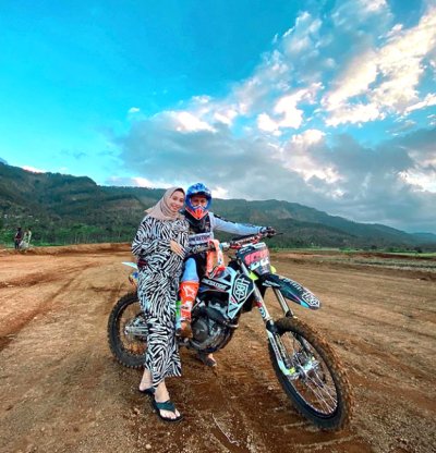 Mevans &amp; Bunda Litta Rahmawati. Kelas Komunitas Motocross Indonesia optimis akan popular seperti MX2 dan MX1.