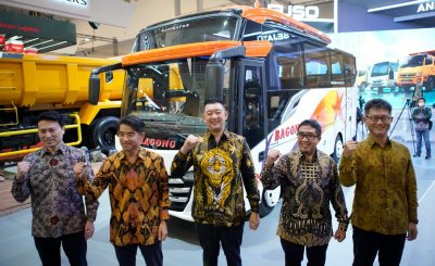 Kei Kubota Sales and Marketing Director PT. Krama Yudha Tiga Berlian Motors,  Nobukazu Tanaka President Director PT. Krama Yudha Tiga Berlian Motors,  Budi Susilo Owner PT. Bagong Dekaka Makmur, Duljatmono   Sales and Marketing Director PT. Krama Yudha Tiga Berlian Motors, Shun Yatsugi Product Strategy Director PT. Krama Yudha Tiga Berlian Motors. Kenalkan Fuso EURO4 yang bertransformasi ke sebuah armada bus. 