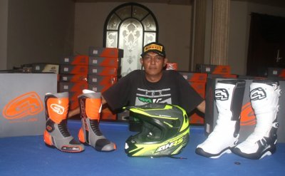 Suryananta Sitepu Field Marketing JC Group Surabaya. Ikut berpartisipasi menggairahkan dunia off road roda dua, melalui pesta promo akhir tahun.
