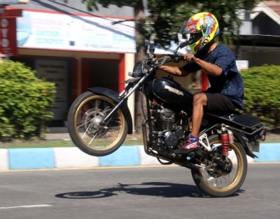 GL 100 SOHC 4 Katup 239 cc. Obsesi H. Ahmed pemerhati otomotif, tampil visioner &amp; menelurkan sebuah karya inovasi brilian. 