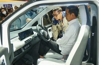 Presiden Republik Indonesia Berkunjung ke Booth Wuling Motors di IIMS 2023, Melihat &amp; Mencoba Kenyamanan Interior Air ev