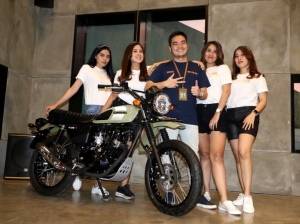 Jefry Chandra General Manager PT. Surapitha Unitrans, Jl. Raya Jemursari, Surabaya. Optimis  konsumen Kawasaki selalu main modifikasi &amp; memberikan banyak pilihan bagi konsumen penggemar Kawasaki. 