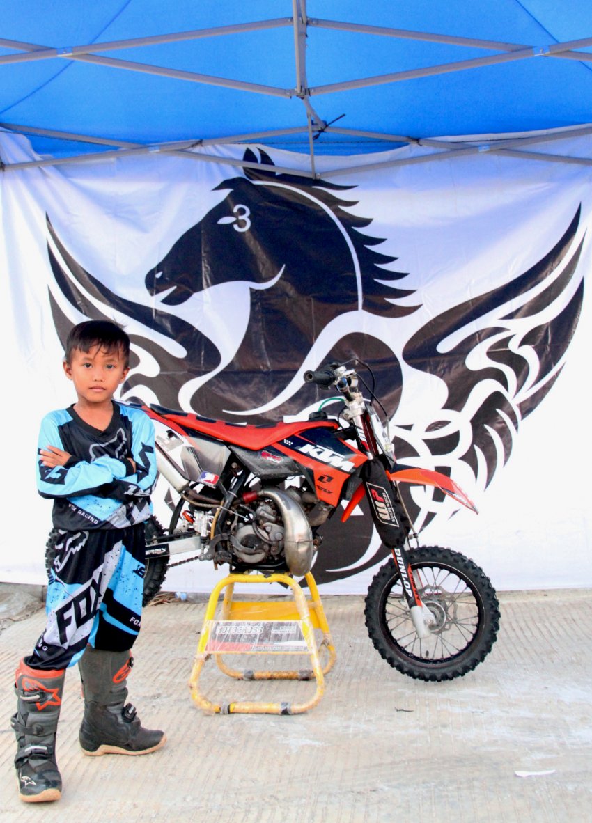 ‎Fabial Rufitama Arsy - Crosser MX50 cc, Sumenep : PENGALAMAN ISTIMEWA, BEKALI JAM TERBANG DI LAGA KEJURNAS MOTOCROSS 2025 SERI 7 !