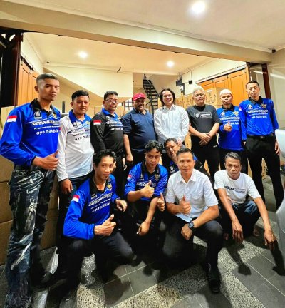  Mevans Sanggramawijaya. Bersama jajaran crew Satuenamdelapan Trans, saat berbagi parcel &amp; angpau di singgasana Mevans. 