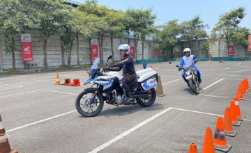 Sinergitas Bersama Tim RAJAWALI Polrestabes Surabaya, Latihan #Cari_Aman Berkendara di MPM Safety Riding Course
