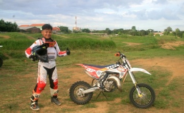 Akhmad Kun Misbahus Zaman  Crosser 65 cc - Bhayangkara Majapahit Sejati Restu Hidayah Mobil GHMS MX Team, Mojokerto :  USAI ACIDENT SEMANGAT BERTARUNG KIAN BERINGAS & DOMINASI 65 CC DI EVENT BOS JUNIOR MOTOCROSS OPENCHAMPIONSHIP 2021