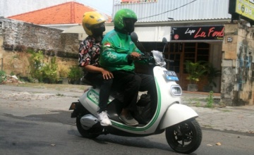 GRAB SURABAYA MAKIN STYLISH DENGAN VIAR E-MOTOR NEW Q1