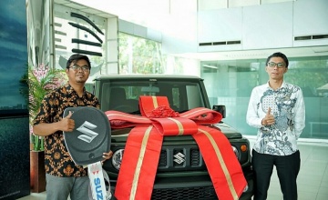 SUZUKI SERAHKAN JIMNY AT KEPADA PEMENANG UNDIAN “TRIPLE SURPRISE” GIIAS 2023