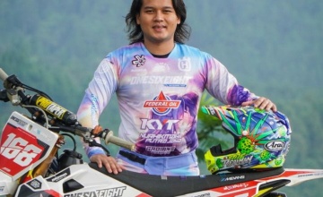 WOW BOMBASTIS, PANGERAN NURHIKMAH PUTRA JAYA, BAGI-BAGI SEPATU MOTOCROSS DI SEMARANG ? ADA APA SEBENARNYA