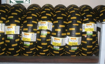 Pirelli Surabaya : MENGAWAL KEBUTUHAN PENGHOBI SUPERMOTO & TAWARKAN DISKON MENARIK