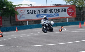 Tingkatkan Kemampuan dan Ketrampilan, Tim RAJAWALI Polrestabes Surabaya Latihan #Cari_Aman Berkendara di MPM Safety Riding Course
