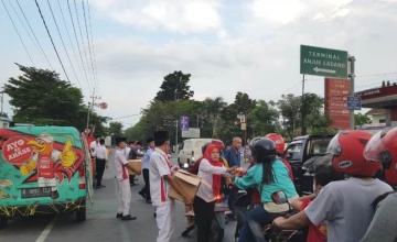Dealer Honda Aries Putra, Nganjuk : BAGI RIBUAN TAKJIL SEMBARI PAMER ALL NEW PCX 160