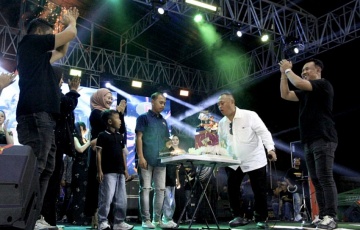 Big Boss H. Rokhmawan : SELAMAT HARI ULANG TAHUN ORANG BAIK YANG DERMAWAN & LANJUT POPULARKAN KABUPATEN PASURUAN !