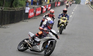Abah Eddy Owner Dalem Agung Property,  Batu : BERPARTISIPASI DI KEMERIAHAN BATU NIGHT RACE - KEJURPROV JATIM ROAD RACE 2025