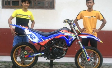 Kawasaki KLX 150 - Kharisma Motor DKMS Racing Team, Kepanjen : MANTAN GACOAN SUPERMOTO BERTRANSFORMASI KE KARAPAN