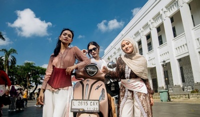 Filano Chic on Street : RIDE WITH KEBAYA, PERPADUAN GAYA BERKENDARA & SENTUHAN BUDAYA DI SURABAYA