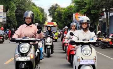 HARI PEREMPUAN : Ini Rahasia Tetap Stylish dan #Cari_Aman Saat Berkendara !