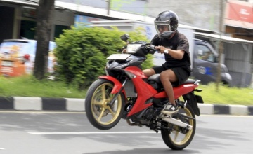Yamaha MX King, Surabaya : GAYA PACUAN MAESTRO MUSIK, POWER BRUTAL TAPI TAK BERISIK !
