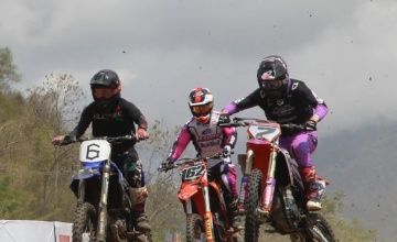 DISELIMUTI DUKA MENDALAM, SQUAD TEMPUR RIZQY MOTORSPORT KONSISTEN JAGA GELAR JAWARA