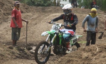 Latber Crosser Executive - Sirkuit Miren, Warujayeng, Nganjuk : LAYAKNYA CROSSER PAPAN ATAS & BERKELAS