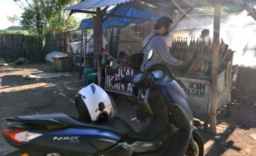 Ngabuburit Bareng All New N Max : BERBURU IKAN ASAP DI PANTAI BENTAR PROBOLINGGO