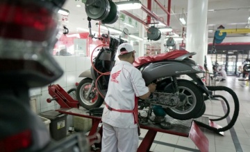 Service Di Bengkel AHASS : JAMINAN KEASLIAN OLI & KETAHANAN SUKU CADANG PART ASLI