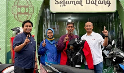 Peduli Pemudik, MPM Honda Jatim Bagikan 500 Jaket Eksklusif di Bale Santai Honda Jalur Mudik Jawa Timur