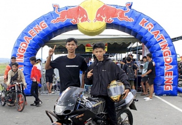Rifarel Rizqienda Putra - X One Racing Team, Kediri : DITEMPA JADI PEMBALAP MULTI TALENT, KINI TAMPIL MERIAHKAN DRAG BIKE NASIONAL !