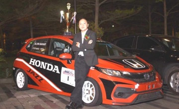 ALVIN BAHAR DARI TIM HONDA RACING INDONESIA RAIH GELAR JUARA NASIONAL BALAP TURING UNTUK KEDELAPAN KALINYA